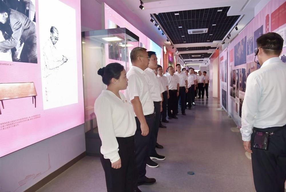 市金发集团组织党员干部参观“周恩来与勤政...